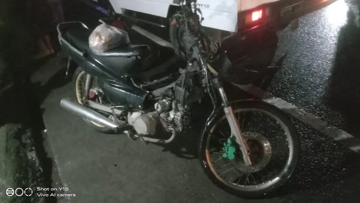 RINGSEK : Kendsraan korban ringsek usai terlibat kecelakaan di Jalan Raya Larangan, Desa Krikilan, Kecamatan Driyorejo, Gresik. (Yudhi/Radar Gresik) 