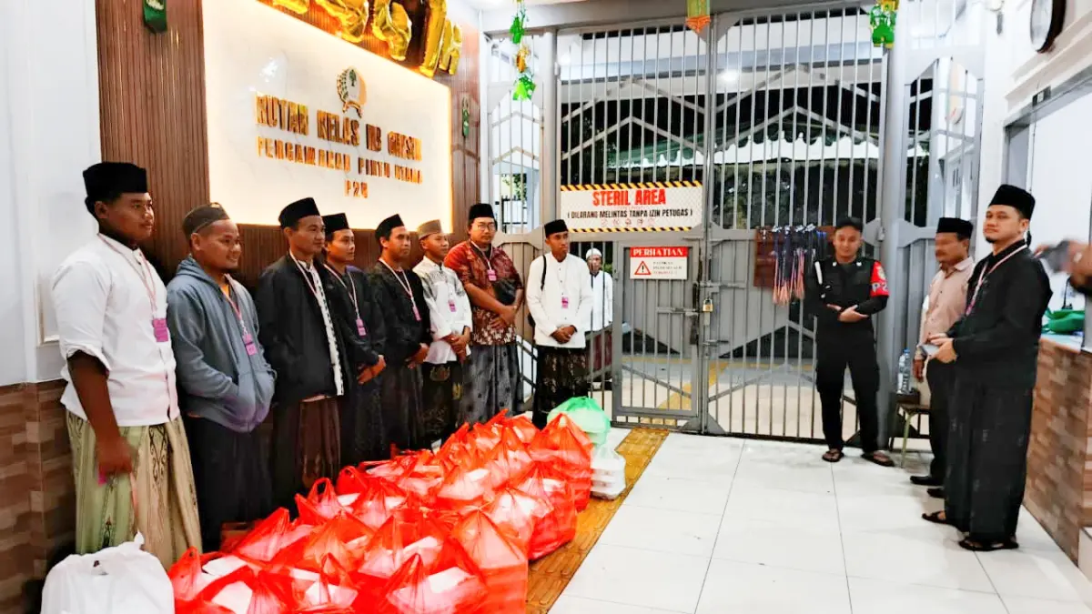 SAHUR BEESAMA : Pengurus Ponpes Al Muniroh Ujungpangkah bagikan saur bersama warga binaan Rutan kelas IIB Gresik. (Yudhi/Radar Gresik) 