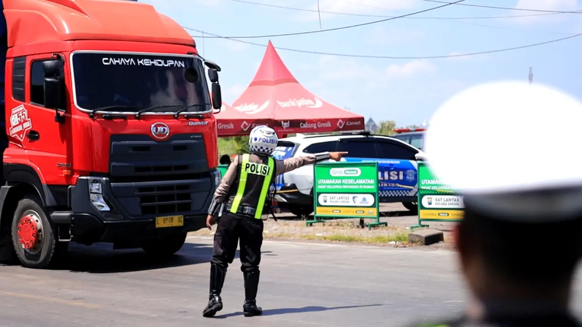 Sigap : Anggota Satlantas Polres Gresik saat melakukan penertiban angkutan barang bersumbu tiga ke atas di kawasan Bundaran Bunder, Gresik. (Yudhi/Radar Gresik) 