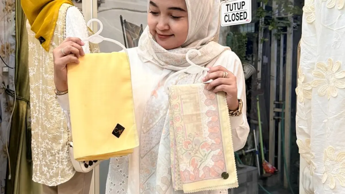 Stefka Prajna Paramita, Owner Stessa Official memamerkan hijab yang sedang digemari dalam momen lebaran tahun ini. (Novi/Radar Gresik) 