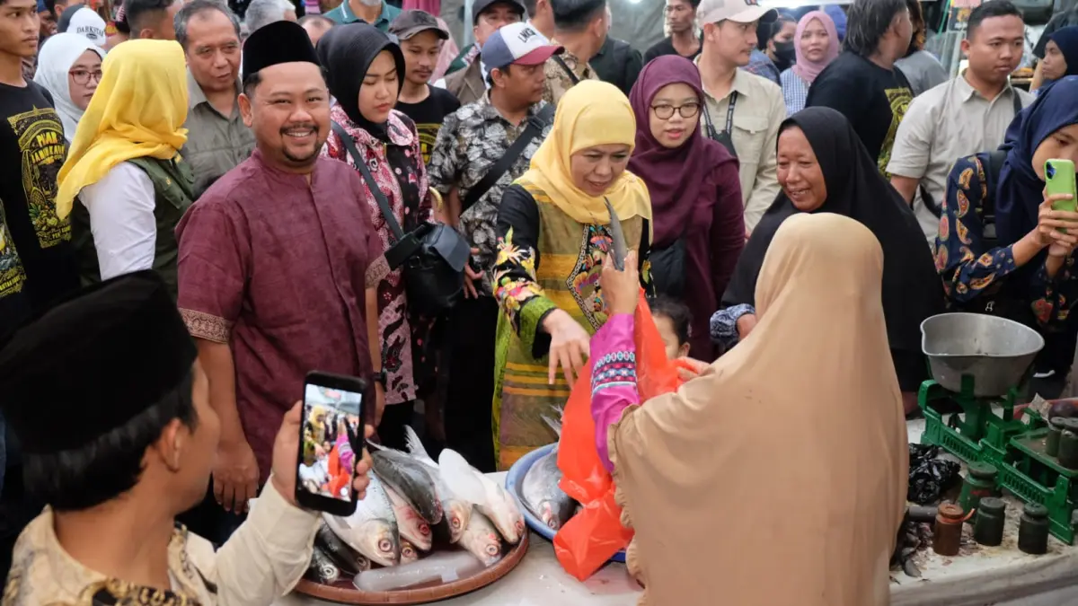 Antusias : Gubernur Khofifah didampingi Bupati Gresik, Fandi Akhmad Yani saat memilih bandeng jumbo untuk menu sahur di Grahadi. (Ist/Radar Gresik) 
