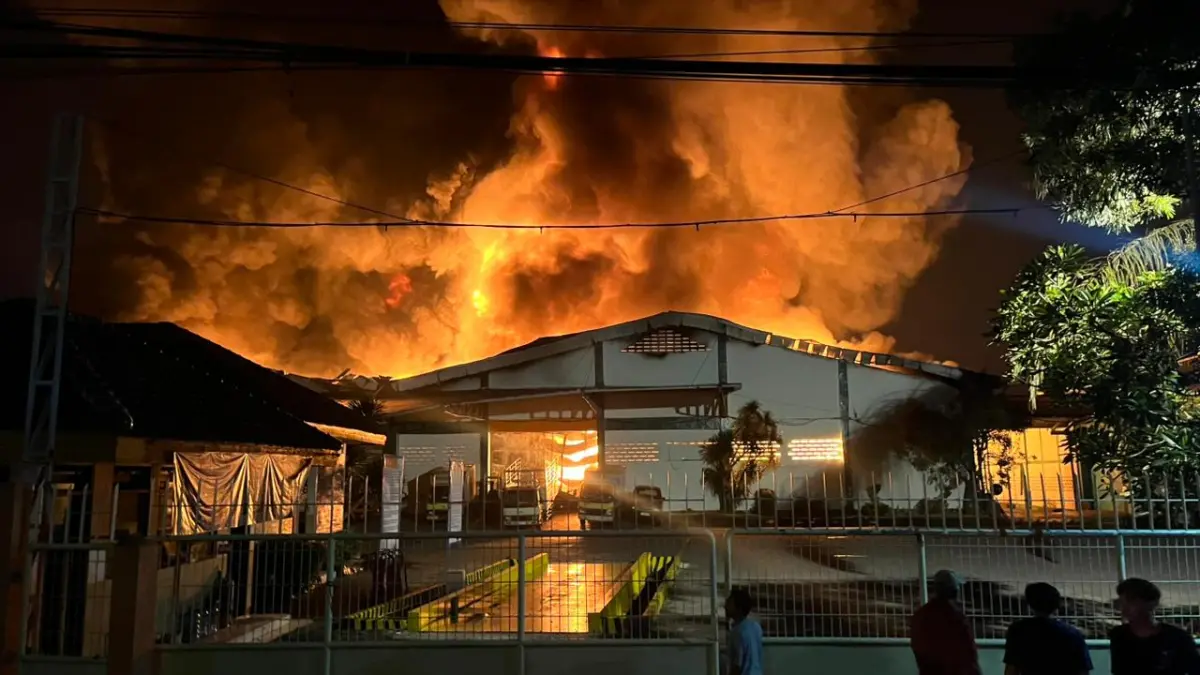 Kebakaran : Kebakaran Pabrik PT Warnatama Cemerlang di Desa Sumengko, Kecamatan Wringinanom, Gresik. (Yudhi/Radar Gresik) 