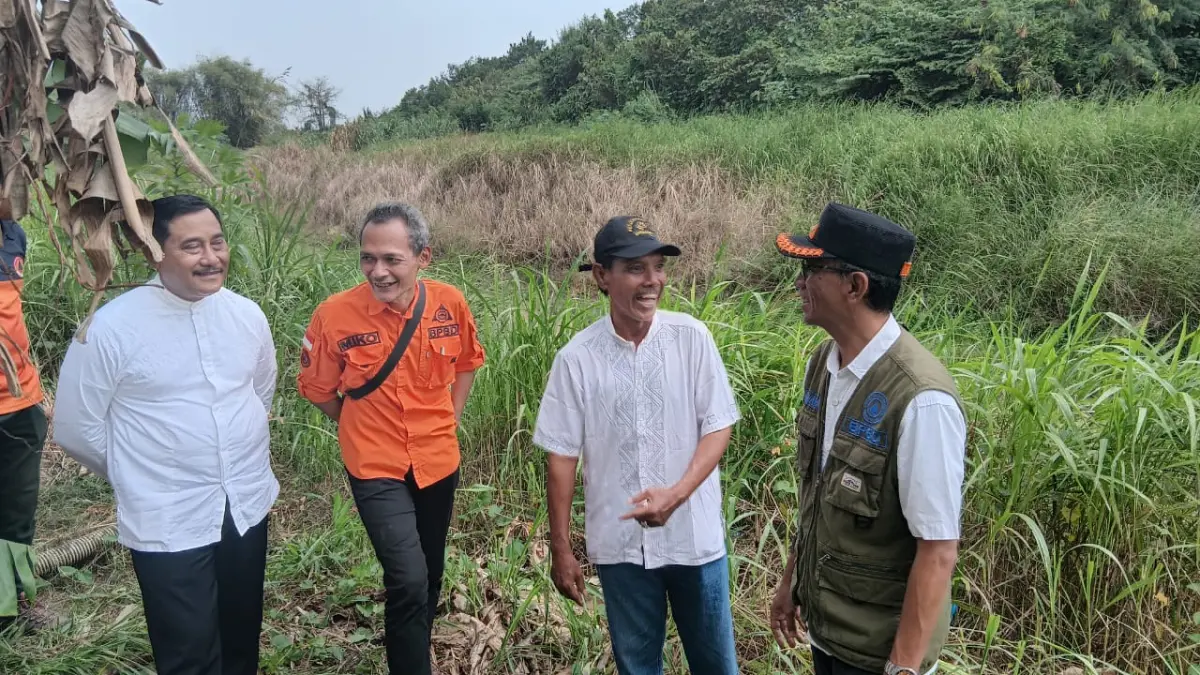 MENINJAU : Kepala BPBD Gresik Sukardi dan Kepala Bidang Kedaruratan dan logistik BPBD Gresik, F.X. Driatmiko Herlambang saat meninjau tanggul di Desa Sedapurklagen, Kecamatan Benjeng, Gresik. (Yudhi/Radar Gresik) 