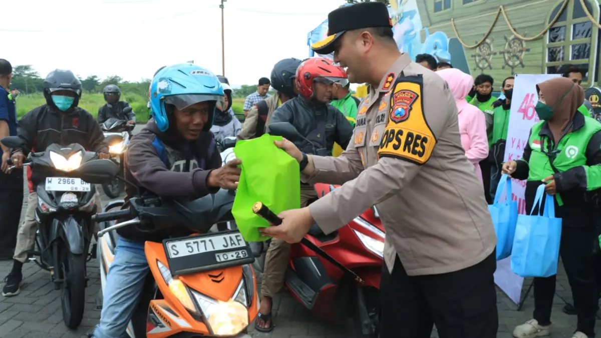 PEDULI : Kapolres Gresik AKBP Ramadhan Nasution dan Bhayangkari saat meninjau Pos Pam dan Pos Yan serta bagikan Hampers lebaran kepada masyarakat dan petugas jaga di sejumlah titik strategis di wilayah Gresik. (Ist/Radar Gresik) 