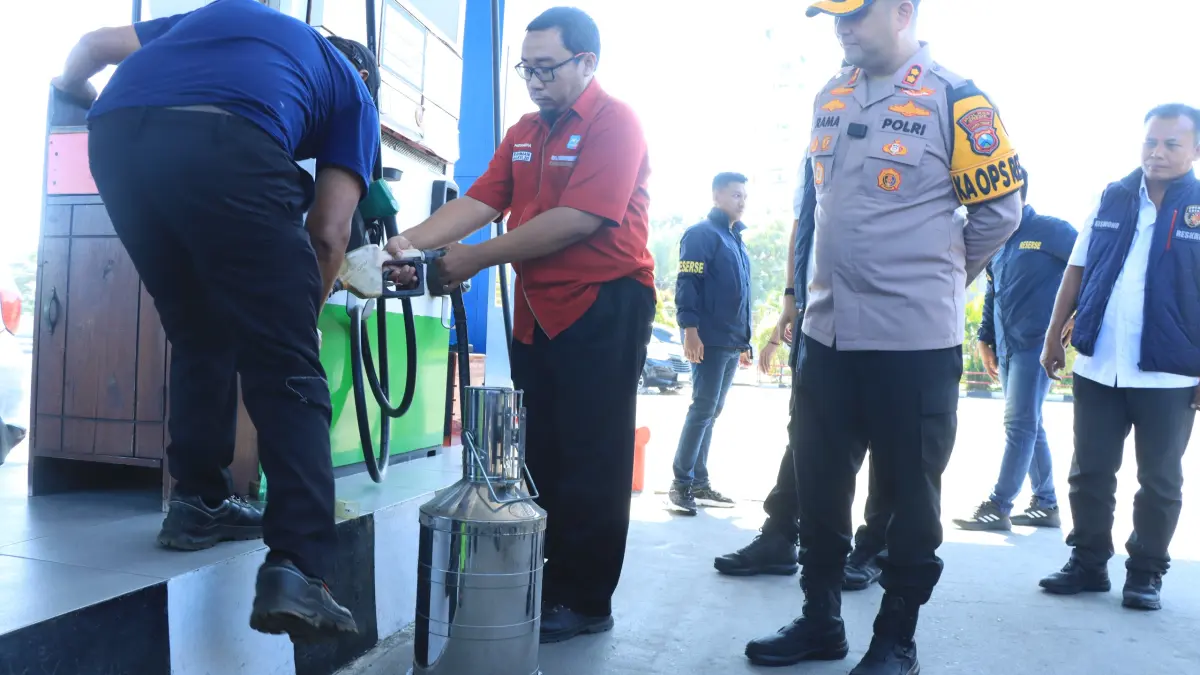 SIDAK LANGSUNG : Kapolres Gresik AKBP Ramadhan Nasution saat melakukan sidak di dua SPBU yakni SPBU Ahmad Dahlan dan SPBU Tebaloan. (Yudhi/Radar Gresik) 