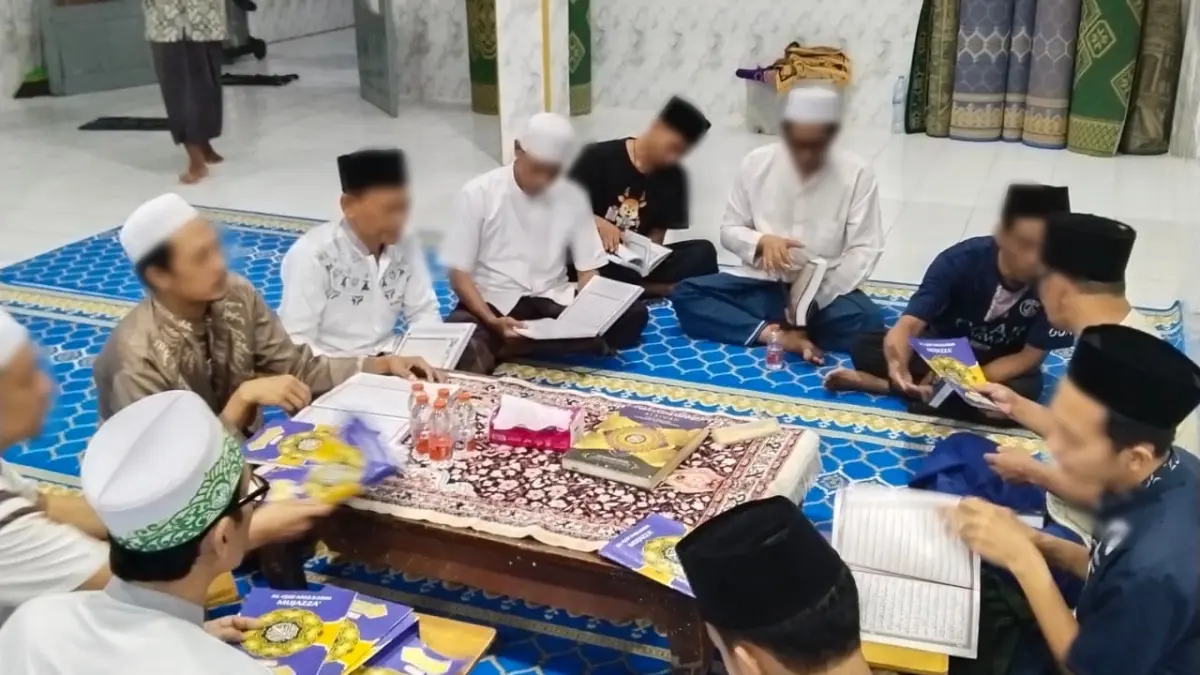 KHATAM AL-QURAN : Warga binaan Rutan Kelas IIB Gresik saat melantunkan bacaan tadarus Al-Qur