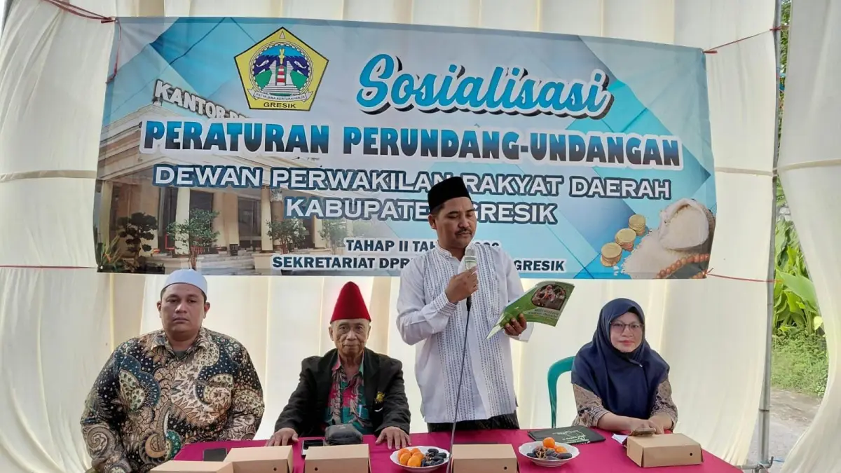 Serap Aspirasi: Anggota DPRD Gresik Noto Utomo saat sosper di daerah pemilihannya. (Fajar/Radar Gresik) 