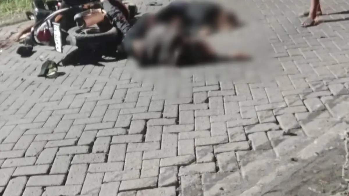 DIEVAKUASI : Anggota Polsek Driyorejo saat melakukan olah TKP Kecelakaan di Jalan Raya Driyorejo, Kecamatan Driyorejo, Gresik. (Ist/Radar Gresik) 