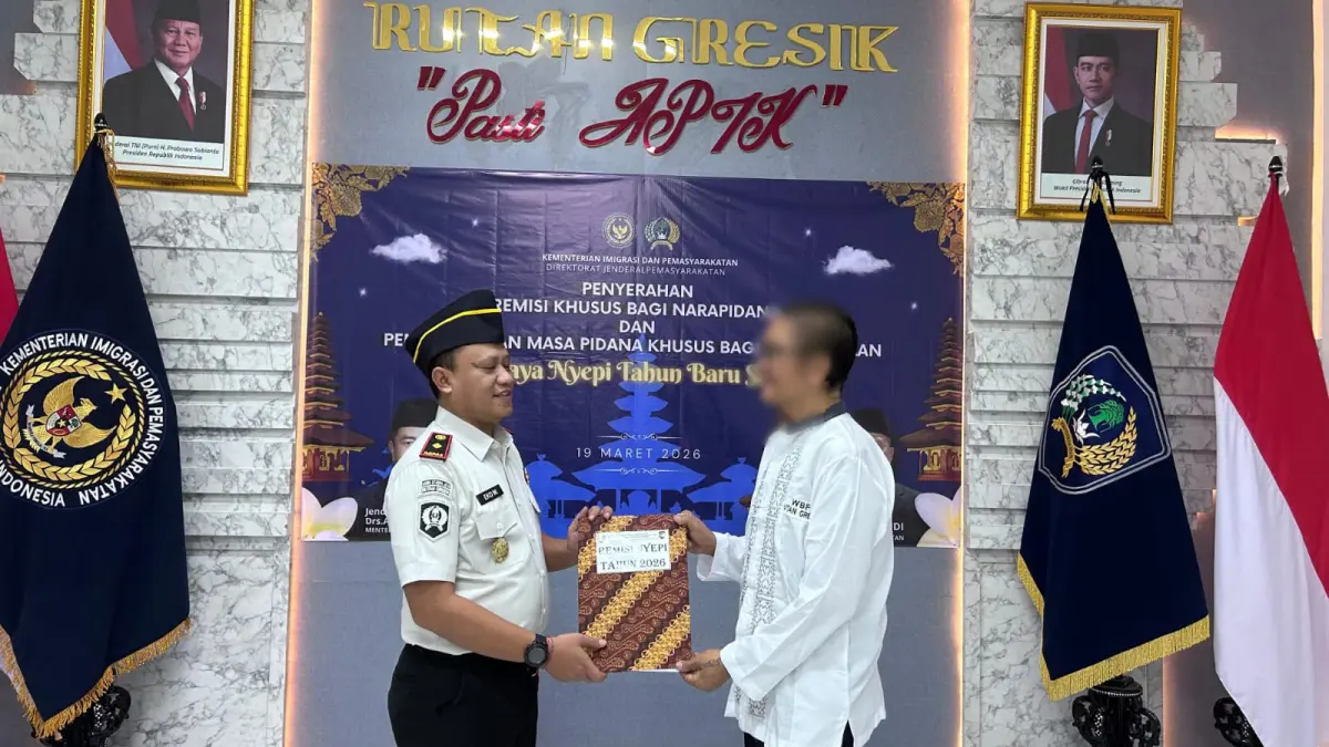 REMISI : Kepala Rutan Gresik, Eko Widiatmoko saat menyerahkan Remisi Khusus Nyepi dan Idul Fitri 2026 terhadap warga binaan di Rutan Kelas IIB Gresik. (Yudhi/Radar Gresik) 