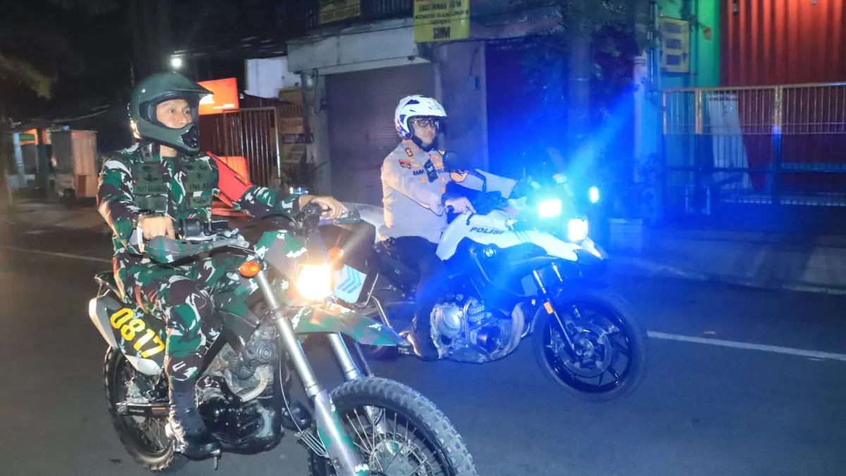 Sinergi Kapolres dan Dandim sukses hadirkan malam takbir Idulfitri 1447 H yang aman, tertib, dan kondusif bagi seluruh masyarakat. (Yudhi/Radar Gresik) 