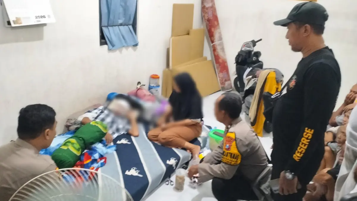DIRAWAT : Anggota Polaek Driyorejo saatbberada di rumah korban akibat luka bakar dari  serbuk bahan mercon yang terbakar. (Ist/Radar Gresik) 