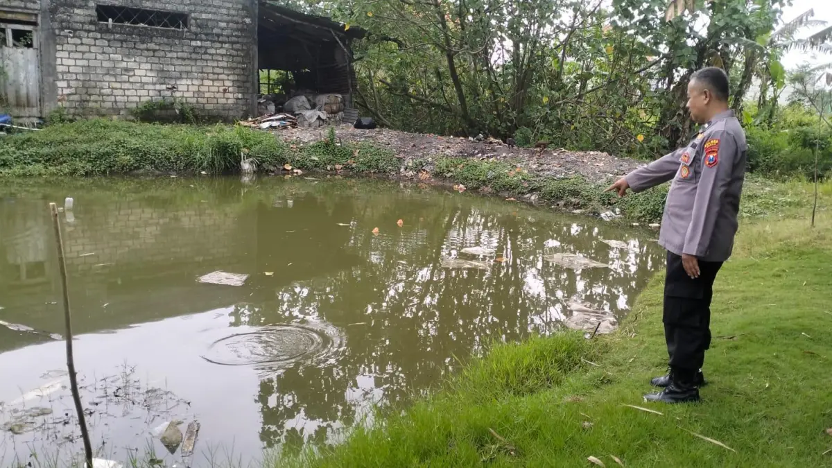 OLAH TKP  : Anggota Polsek Kedamean saat melakukan olah TKP di tempat kejadian anak tenggelam di sebuah empang atau blumbangan masuk wilayah Desa Tulung, Kecamatan Kedamean, Gresik. (Yudhi/Radar Gresik) 