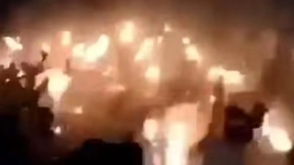 PANAS : Anggota Polsek Dukun saat melakukan pembubaran dan melerai para pemuda yang saling lempar obor di Jalan Raya Kecmatan Dukun, Gresik. (Ist/Radar Gresik) 