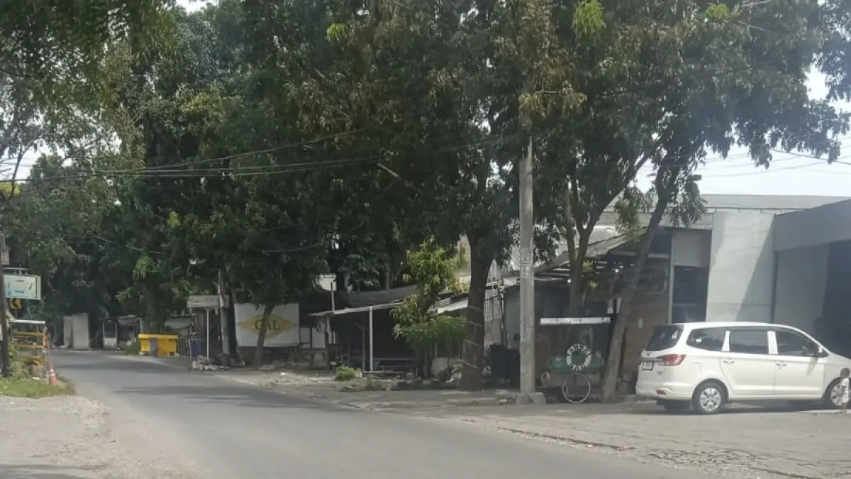 Salah satu sudut jalanan kota Gresik sepi melompong tanpa ada kendaraan yang melintas. (Hany/Radar Gresik) 