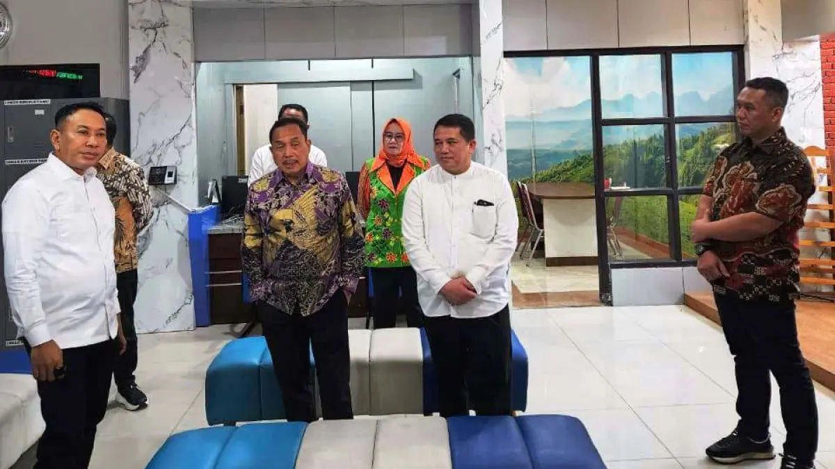 Cek Layanan : Direktur Jenderal Pengendalian dan Penertiban Tanah dan Ruang (Dirjen PPTR) Lampri (kiri) Direktur Jenderal Penetapan Hak dan Pendaftaran Tanah (Dirjen PSKP) Iljas Tedjo Prijono (tengah) bersama Kepala Kantor ATR/BPN Kanwil Jatim, Asep Heri didampingi Kepala Kantor Pertanahan Kabupaten Gresik, Rarif Setiawan meninjau layanan pertanahan di kantor ATR BPN Gresik saat libur lebaran.