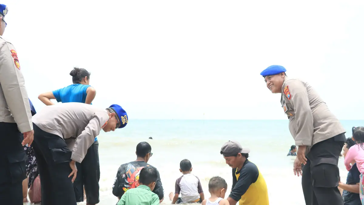 PANTAU WISATA: Kapolres Gresik saat memberikan arahan di Wisata Pasir Putih Dalegan dalam rangka pengamanan puncak libur Lebaran 2026, Minggu (22/3). (Ist/Radar Gresik) 