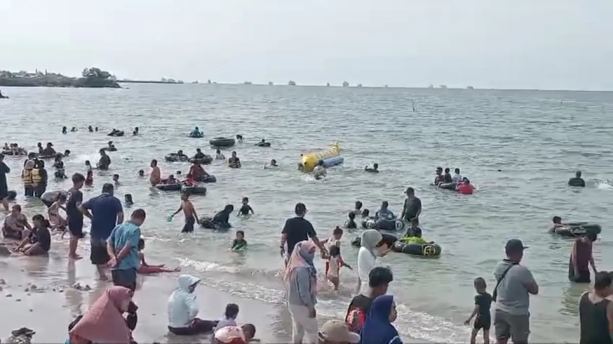 RAMAI: Suasana Pantai Pasir Putih Dalegan, Panceng, yang mulai dipadati pengunjung pada musim libur Lebaran 2026. (Fajar/Radar Gresik) 