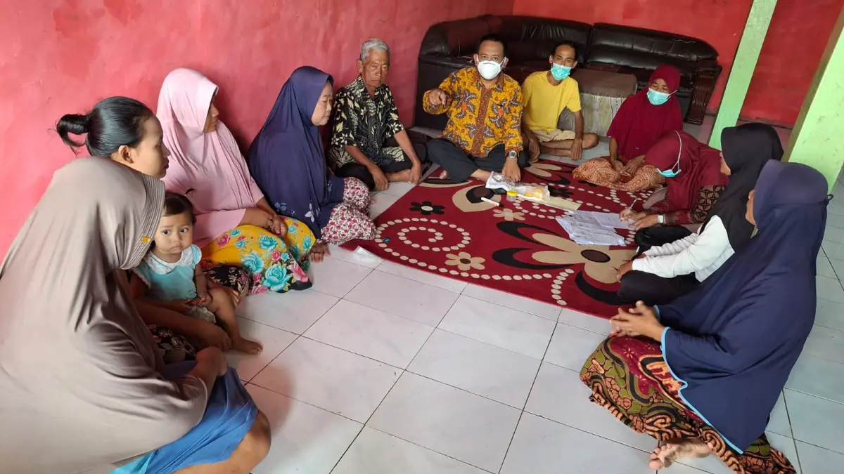 Sosialisasi: Petugas Dinkes Gresik saat melakukan sosialisasi investigasi kontak kepada pasien TB dan kontak eratnya. Upaya ini dilakukan untuk mendeteksi dini penyebaran kuman TB di lingkungan keluarga, Selasa (24/3). (Fajar/Radar Gresik) 