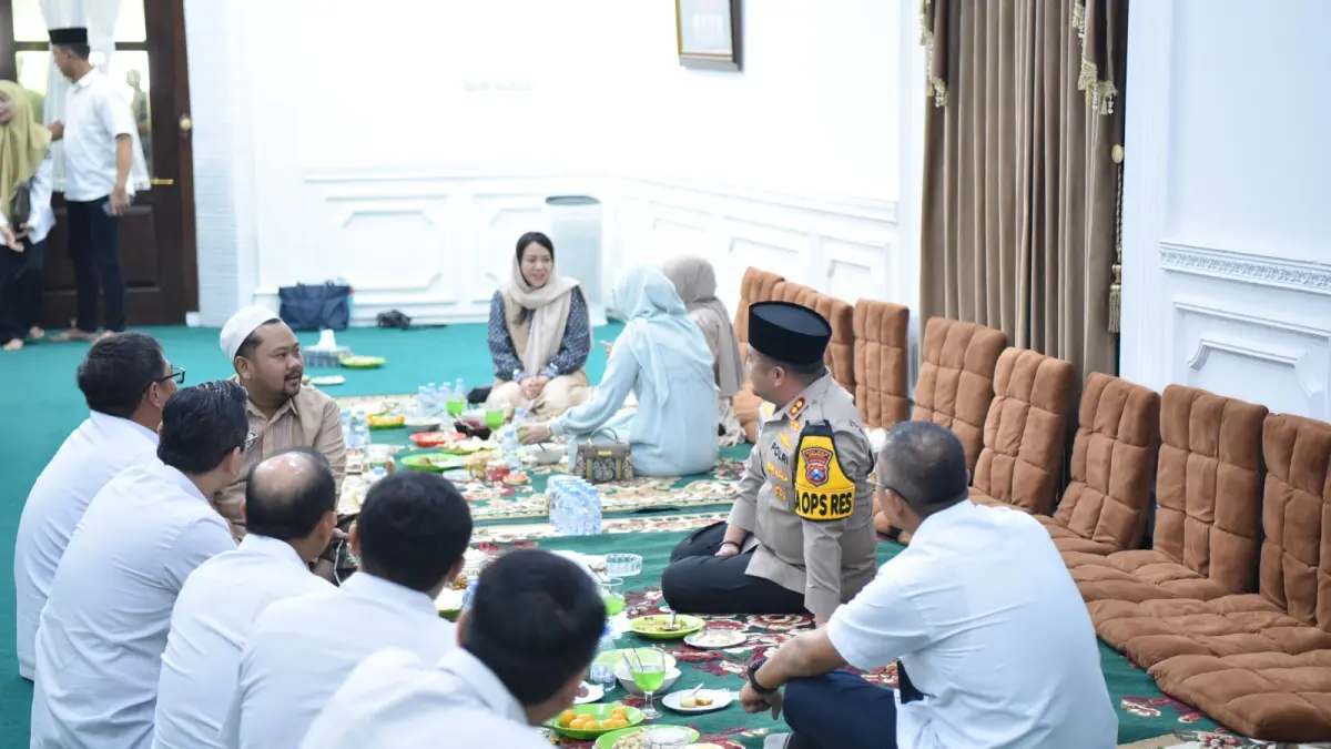 Halalbihalal: Kapolres Gresik AKBP Ramadhan Nasution saat berbincang hangat dalam kegiatan Halalbihalal bersama jajaran Forkopimda di kediaman Bupati Gresik. (Ist/Radar Gresik) 