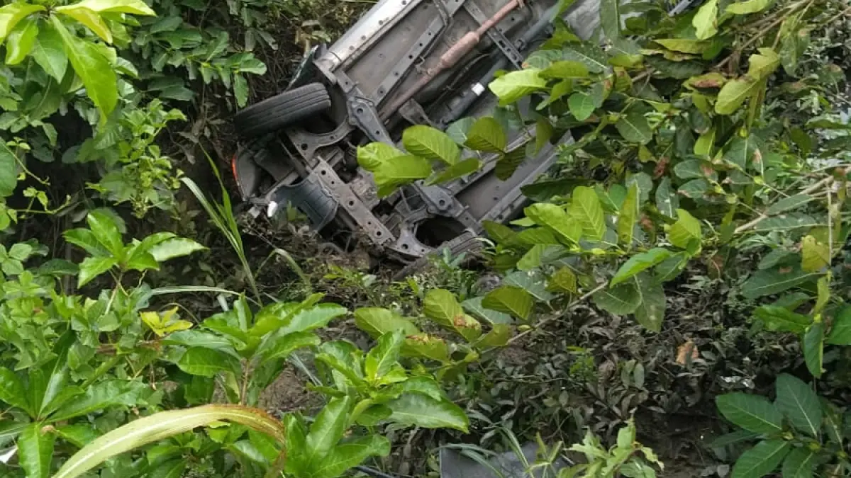 MASUK SUNGAI : Kondisi mobil mobil Daihatsu Xenia terbalik hterjunnke sungai usai terlibat kecelakaan di Jembatan Jalan Raya Medangan, Desa Metatu, Kecamatan Benjeng, Gresik.