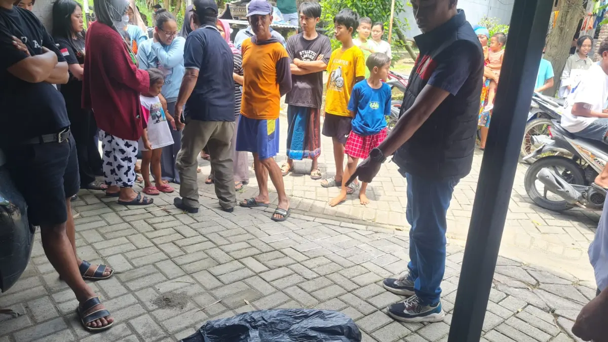 OLAH TKP: Anggota Polsek Driyorejo saat melakukan olah TKP dan identifikasi awal di lokasi penemuan jenazah bayi laki-laki di Desa Mojosarirejo, Kecamatan Driyorejo, (Ist/Radar Gresik) 