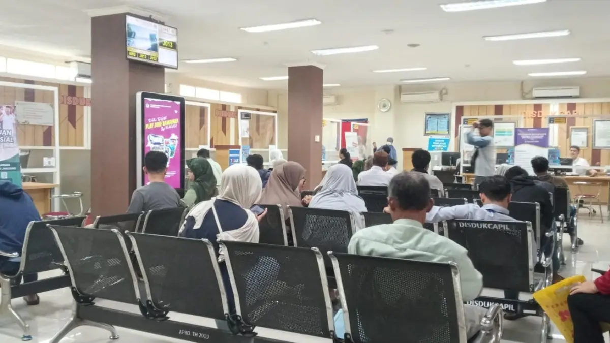PEMOHON: Antrean para pemohon layanan administrasi kependudukan memenuhi lobi Mal Pelayanan Publik (MPP) Kabupaten Gresik pada hari pertama masuk kerja usai libur Lebaran 2026, Rabu (25/3). (Fajar/Radar Gresik) 
