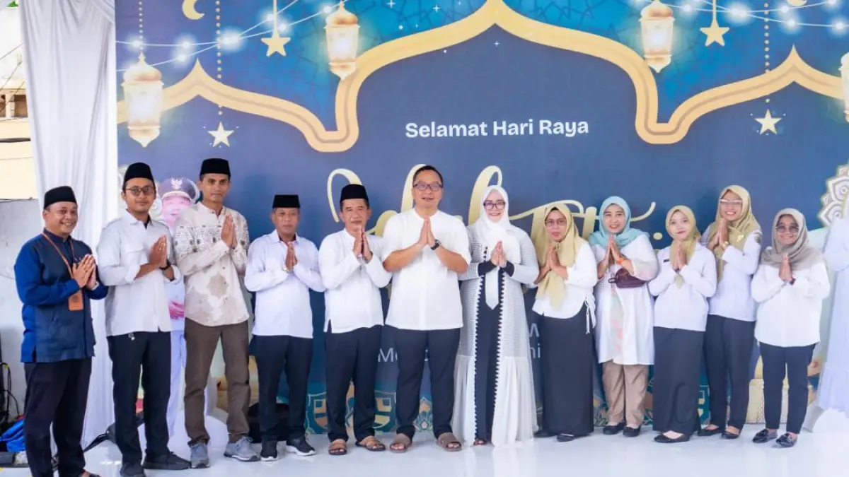 HALALBIHALAL: Suasana antrean pegawai di lingkungan Pemkab Gresik saat mengikuti kegiatan Halalbihalal di rumah dinas Wakil Bupati Gresik. (Fajar/Radar Gresik) 