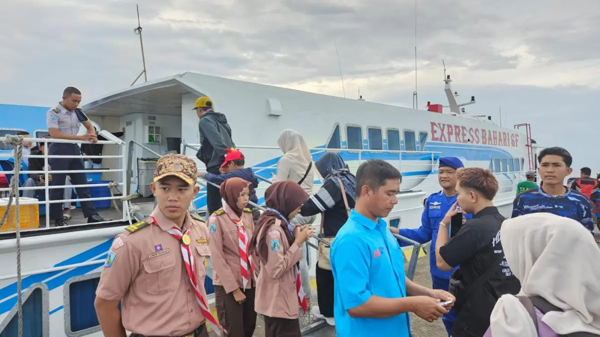Membludak : Para penumpang kapal rute Bawean-Gresik saat bersiap di dermaga Pelabuhan Bawean untuk berlayar menuju daratan Gresik pada masa arus balik Lebaran 2026. (Fajar/Radar Gresik) 