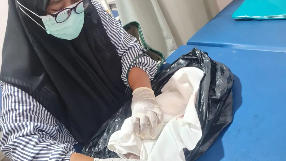 Olah TKP: Anggota Polsek Driyorejo saat melakukan olah TKP penemuan jenazah bayi di Desa Mojosarirejo, Kecamatan Driyorejo Gresik. (Yudhi/Radar Gresik) 