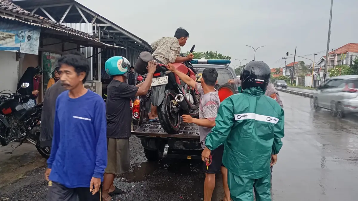 DIEVAKUASI: Anggota Polsek Duduksampeyan saat melakukan evakuasi korban kecelakaan di Jalan Raya Tambakrejo, Kecamatan Duduksampeyan, Gresik. (Ist/Radar Gresik) 