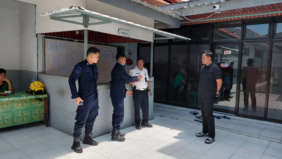 Kontrol Blok Hunian : Petugas Rutan Kelas IIB Gresik saat melakukan kontrol serta pengecekan blok dan lingkungan rutan untuk pastikan lingkungan aman dan kondusif. (Yudhi/Radar Gresik) 