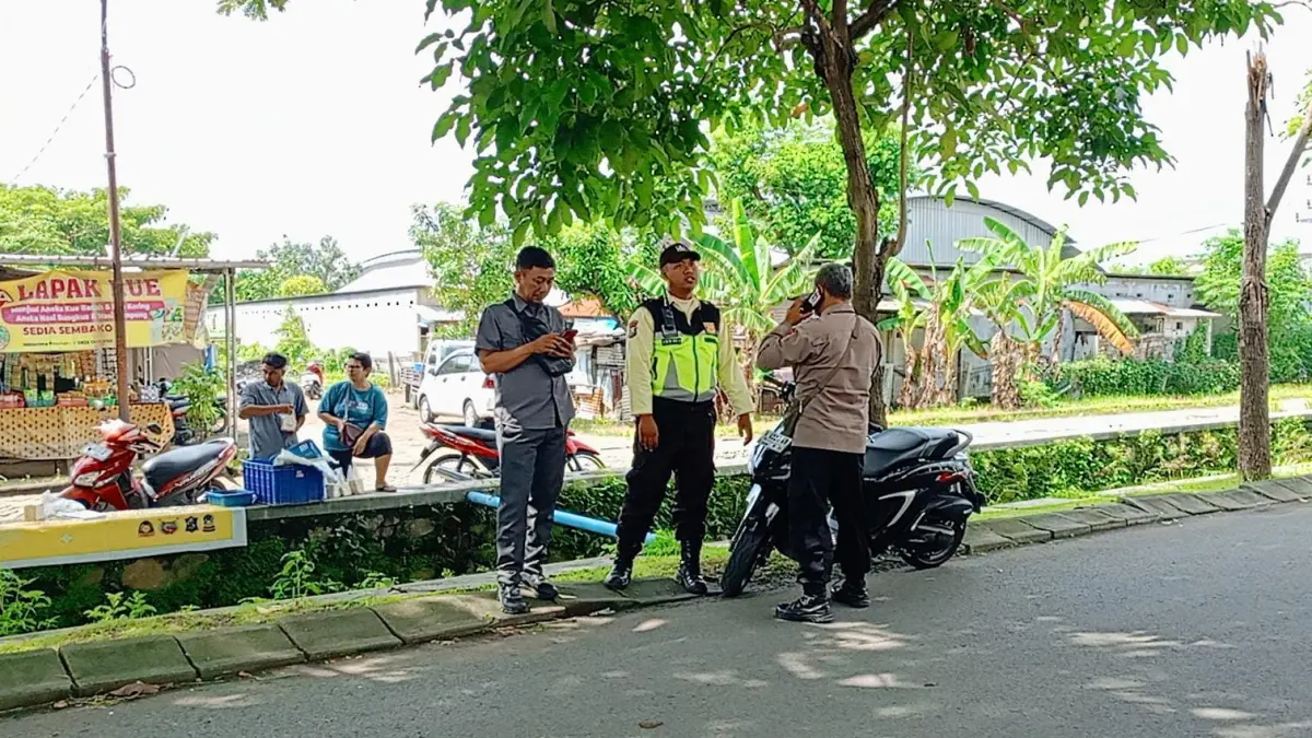 Patroli Pengaman: Anggota Polsek Driyorejo saat gencarkan patroli ke perumahan di wilayah Kecamatan Driyorejo, Gresik. (Yudhi/Radar Gresik) 