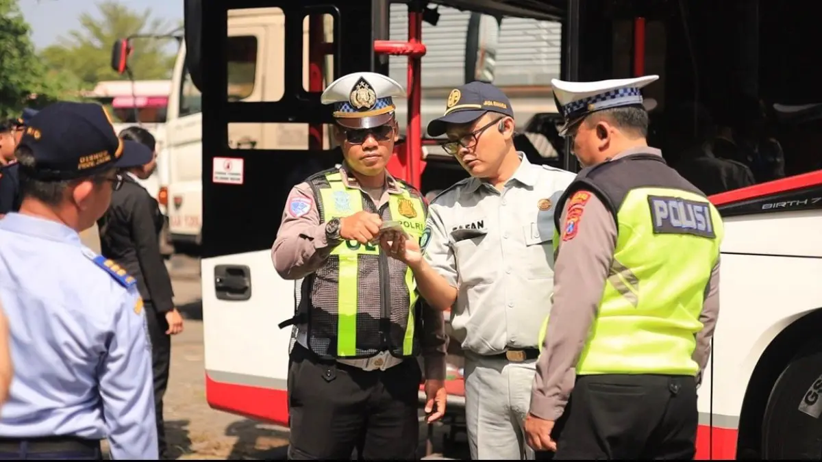 Rampcheck : Anggota Satlantas Polres Gresik saat lakukan Rampcheck pastikan keselamatan Pemudik di Rest Area 726 B Wringinanom. (Ist/Radar Gresik) 