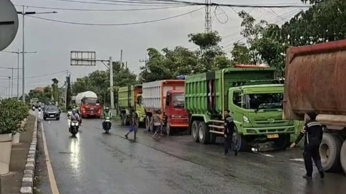 Sigap : Petugas Dishub Gresik melakukan penertiban di kawasan exit Tol Manyar, Gresik. (Fajar/Radar Gresik) 