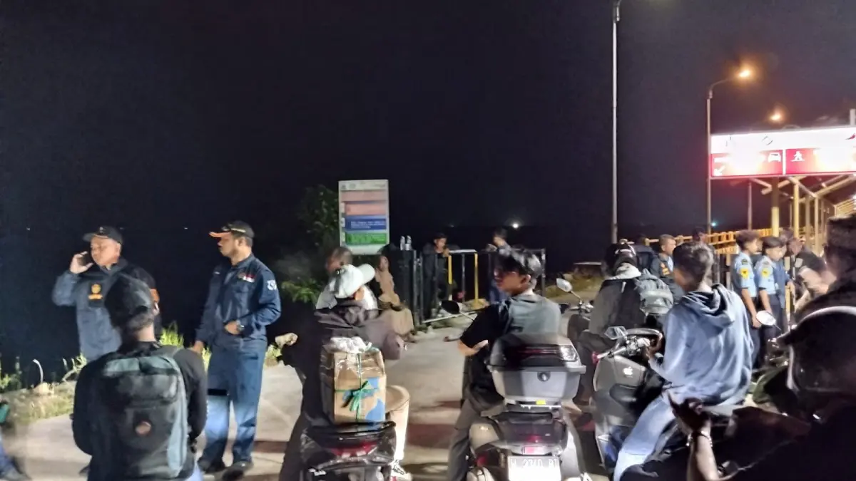 Gagal Berangkat: Calon penumpang kapal KMP Gili Iyang di Pelabuhan Bawean gagal berangkat lantaran kehabisan tiket. (Ist/Radar Gresik) 