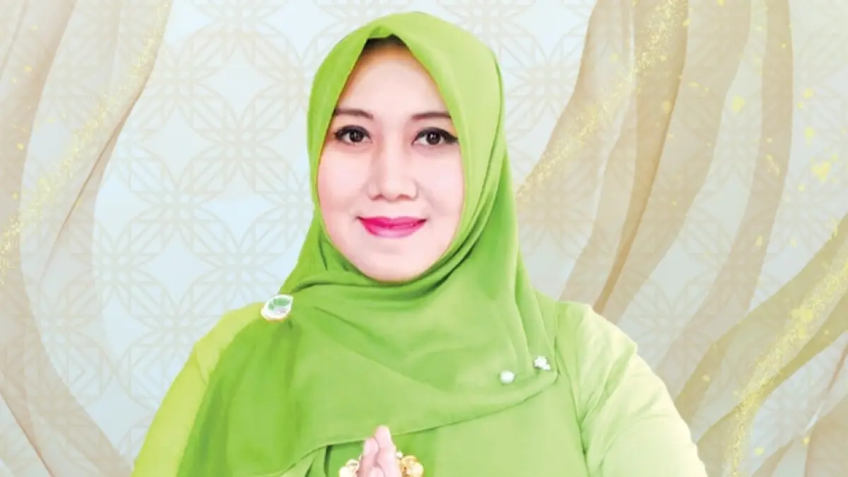 Potret Dr. Lia Istifhama, Senator DPD RI asal Jatim, tampil anggun dengan jilbab hijau.