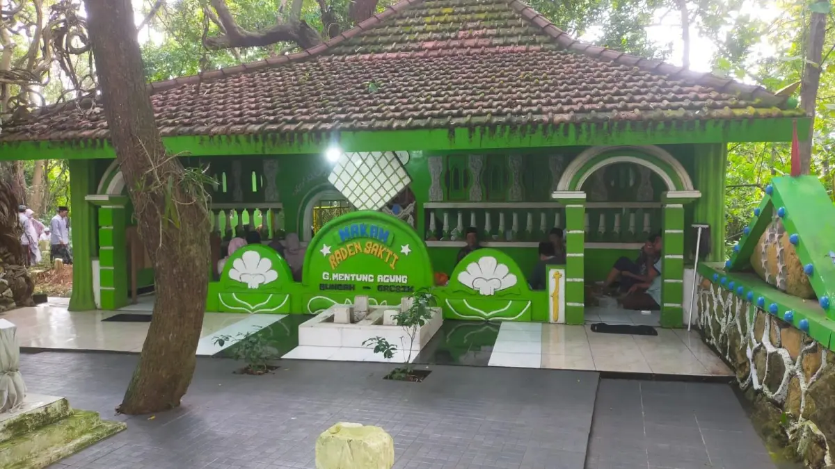 Suasana: Kompleks Makam Raden Sakti di Gunung Pentung, Bungah, dipadati peziarah saat perayaan tradisi Lebaran Ketupat. (Fajar/Radar Gresik) 