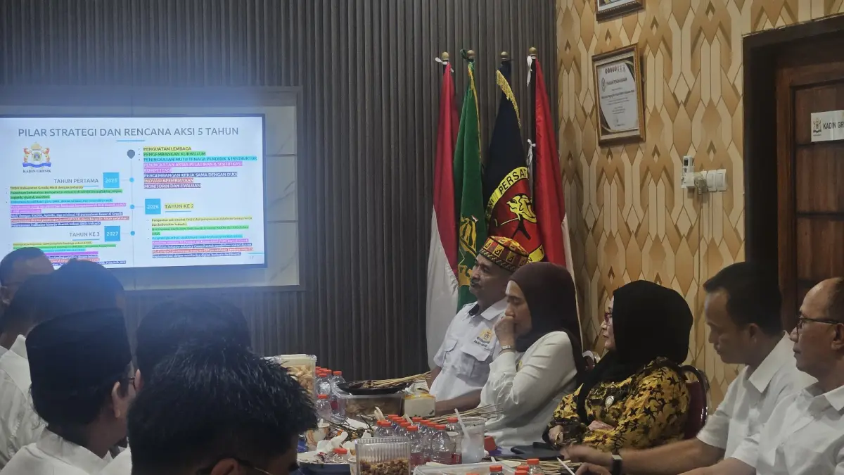 Duduk Bersama : Kadin Gresik menggelar forum dialog bersama Kadin Jatim terkait optimalisasi pendidikan Vokasi di Gresik. 