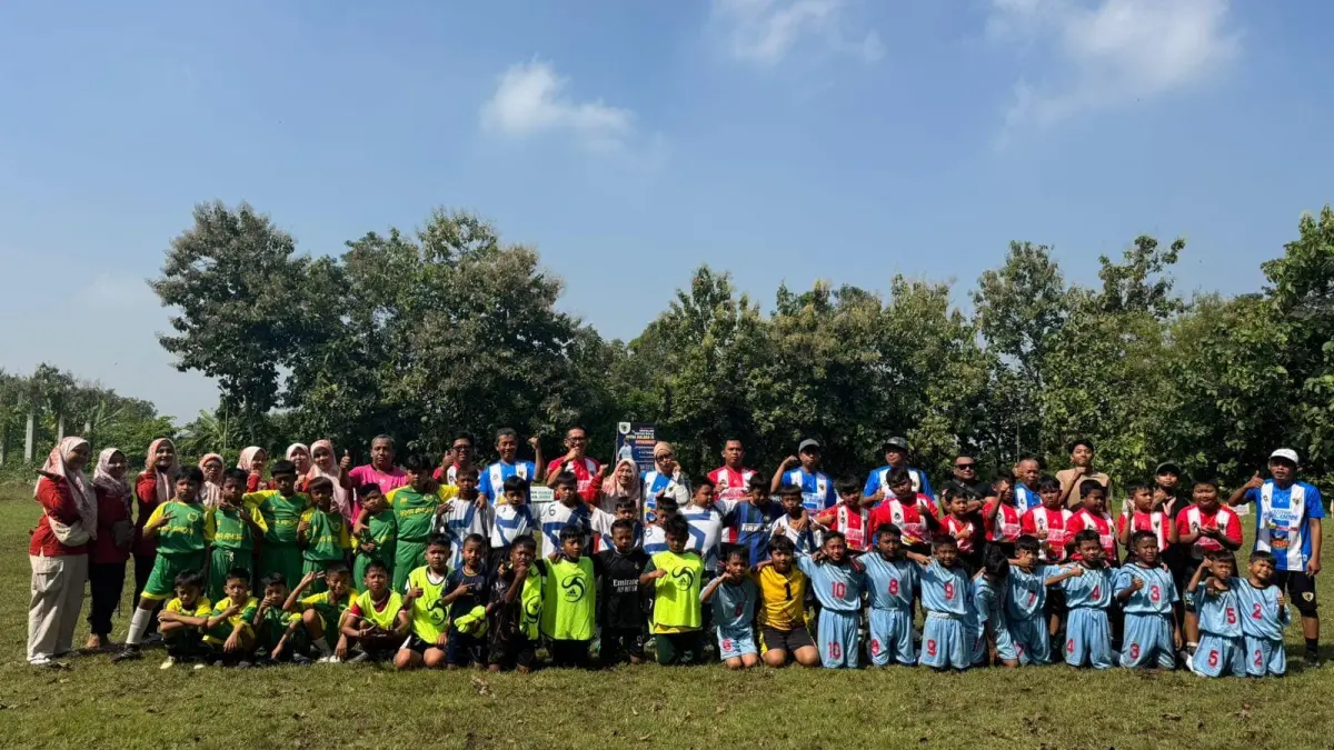 Kompak: Para pemain usia dini menunjukkan kekompakan saat mengikuti turnamen mini soccer usia 10 tahun di Desa Hulaan, Menganti. (Fajar/Radar Gresik) 
