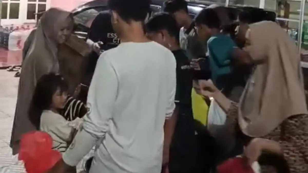 Lincah : Para warga Yosowilangun berkeliling memenuhi halaman rumah untuk berburu snack. (Dok/Radar Gresik) 