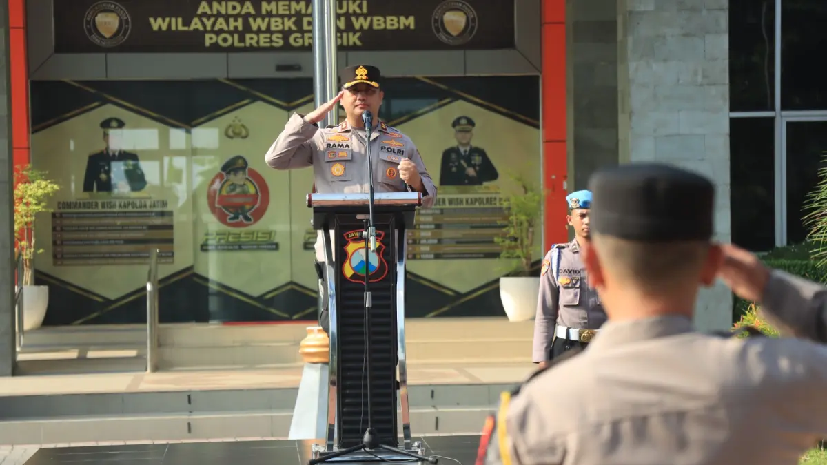 PIMPIN APEL : Kapolres Gresik AKBP Ramadhan Nasution saat memimpin apel perdana pasca lebaran di Mapolres Gresik. (Ist/Radar Gresik) 