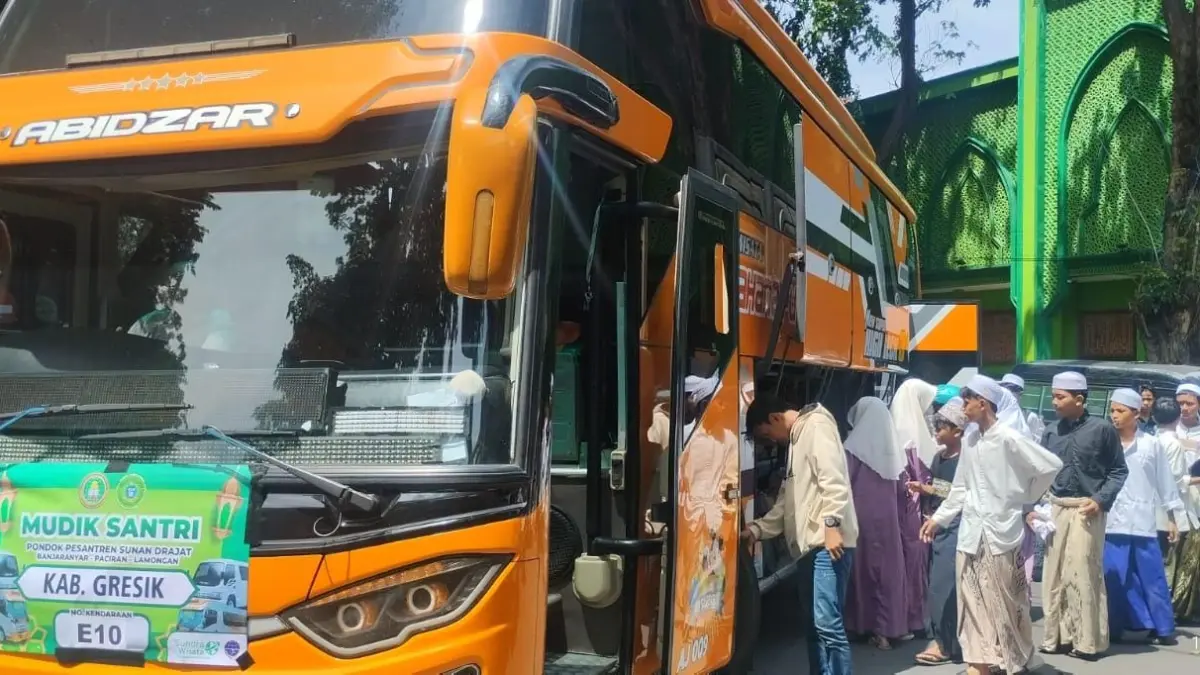 SANTRI : Para santri dari Kabupaten Gresik persiapan balik ke pondok. (Fajar/Radar Gresik) 