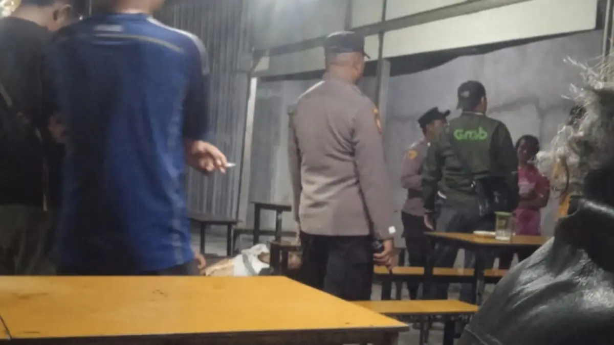 Sigap : Anggota Polsek Manyar saat melakukan evakuasi korban di TKP warkop Jalan Raya Desa Yosowilangun. (Ist/Radar Gresik) 