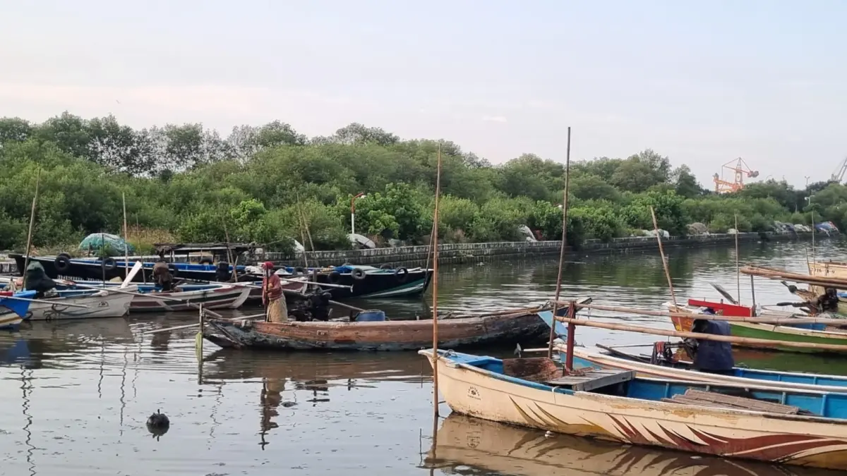 Berbaris : Perahu nelayan Gresik berbaris saat mau melaut. (Fajar/Radar Gresik) 