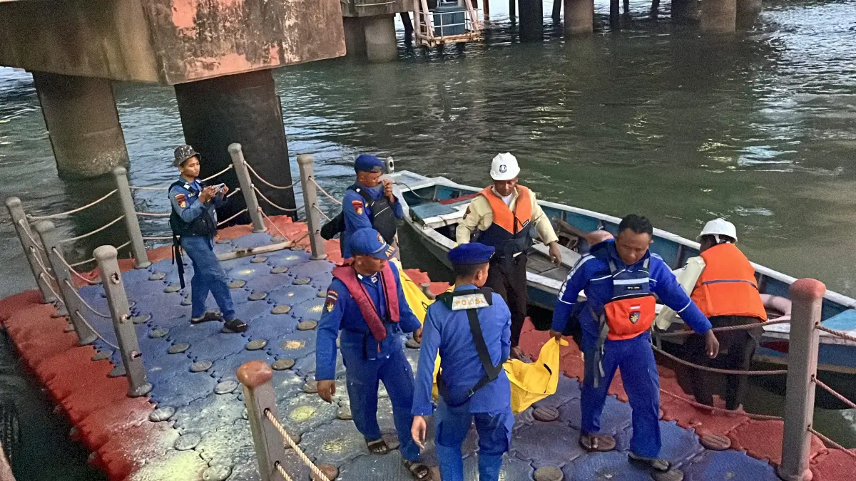 Dievakuasi : Anggota Satpolairud Polres Gresik bersama Ditpolairud Polda Jawa Timur dibantu nelayan saat melaukan evakuasi mayat laki - laki ditemukan mengapung di sekitar Dermaga Petro Gresik. (Ist/Radar Gresik) 