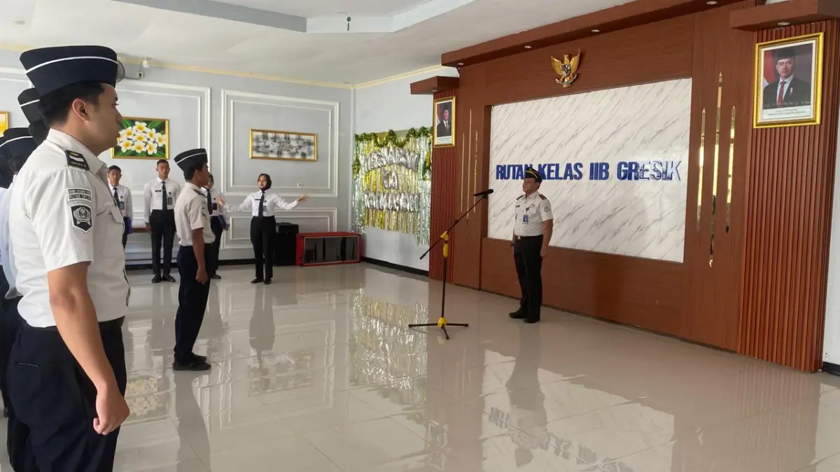 Giat : Kepala Rutan Kelas IIB Gresik, Eko Widiatmoko, saat memimpin apel pagi dan evaluasi pasca-layanan kunjungan Idulfitri 1447 H di halaman Rutan Gresik. (Yudhi/Radar Gresik) 