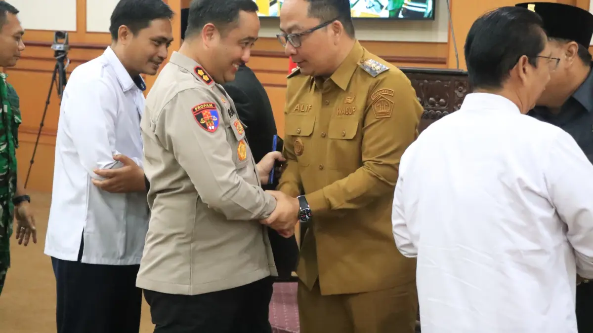 Halalbihalal: Kapolres Gresik AKBP Ramadhan Nasution saat menghadiri Halal Bihalal Forkopimda di kantor DPRD Gresik. (Ist/Radar Gresik) 