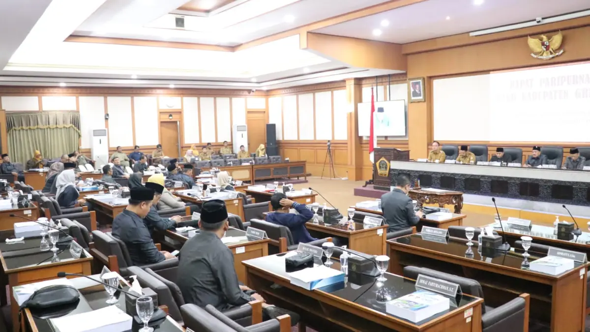 Optimis : Bupati Gresik Fandi Akhmad Yani saat sampaikan LKPJ di rapat paripurna DPRD Gresik.  (Fajar/Radar Gresik) 