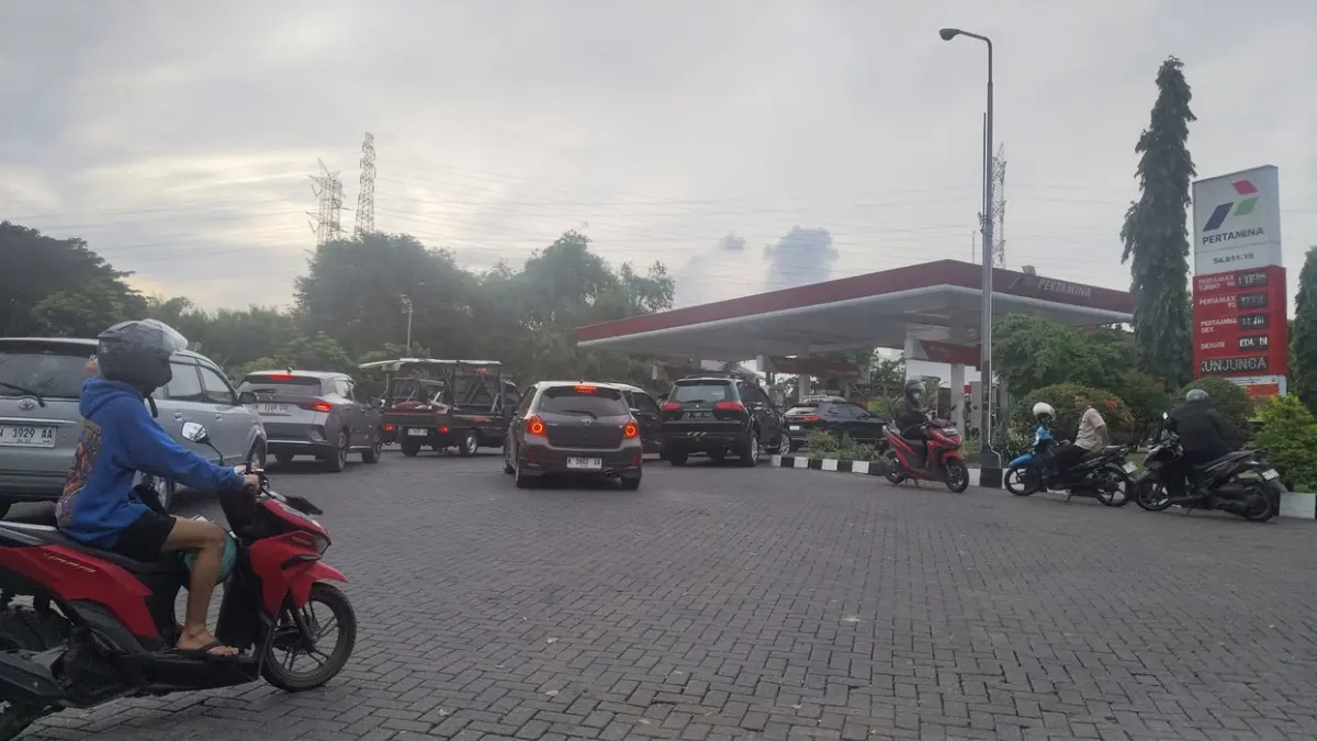 Panic : Antrean nampak di salah satu SPBU jalan Veteran Kebomas Gresik. (Fajar/Radar Gresik) 