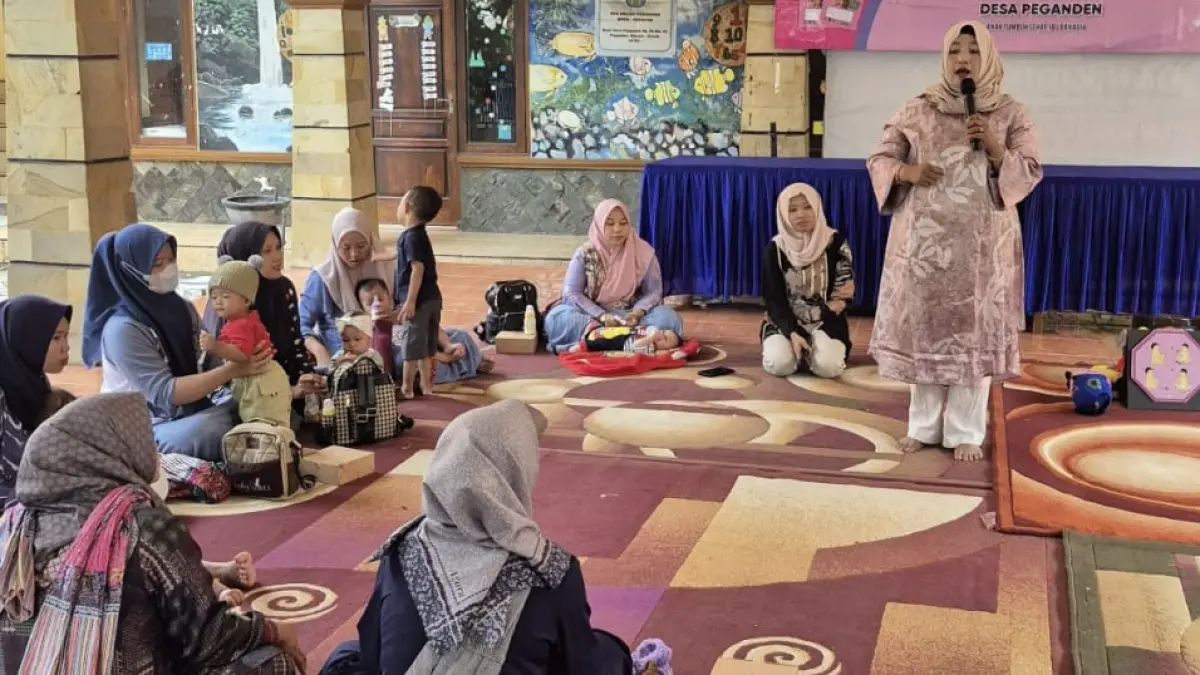 Pencegahan : Dinkes Gresik sosialisasi tentang pencegahan campak di kelas ibu balita. (Fajar/Radar Gresik) 